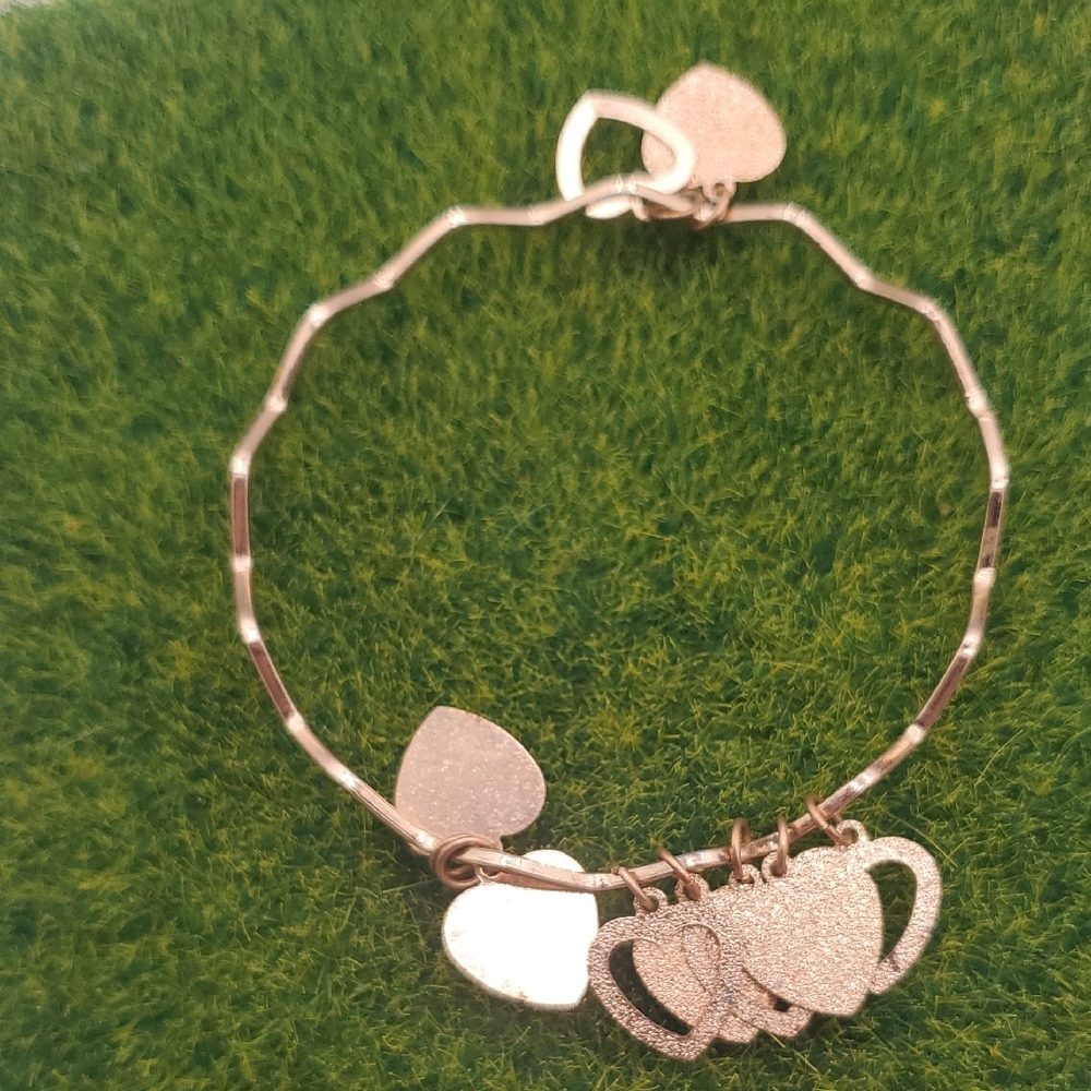 Elegant Gold Tone Delicate Heart Charm Bracelet B3323
